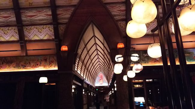 フロントからショップへの通路<br />お洒落な感じでアウラニに来た～