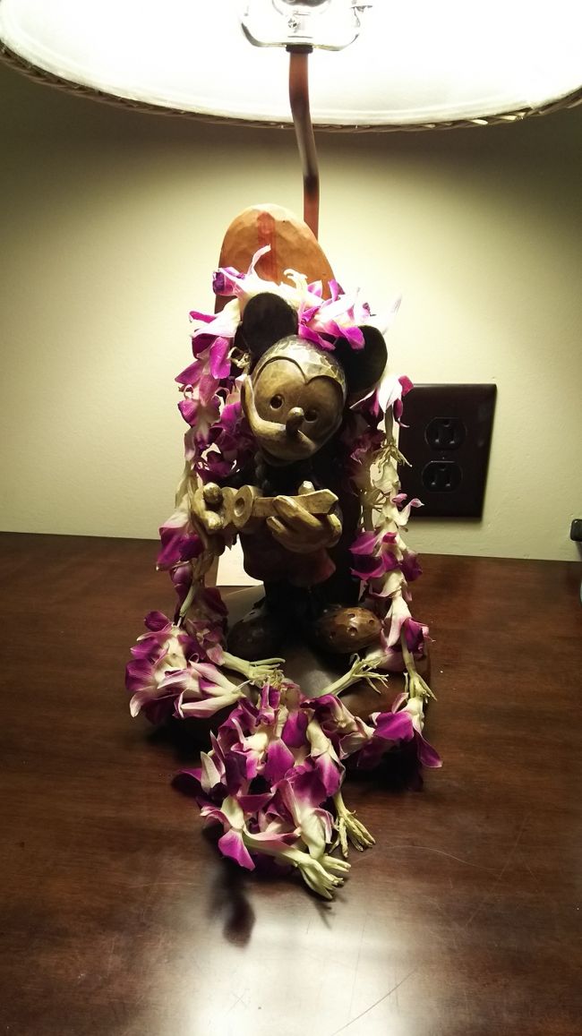 お部屋のライトもミッキー<br />到着した時かけてもらった生花のレイを<br />掛けてあげました