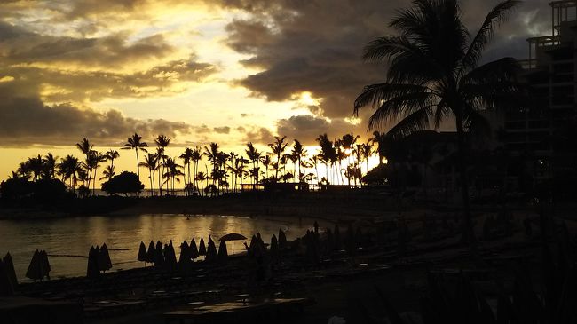 プライベートビーチからの夕日<br />ハワイですね