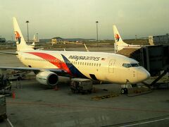 5/3
全日空深夜便でクアラルンプール空港着。
3時間のトランジットですが、する事がありません。
マレーシア航空機でペナン島に向かいます。