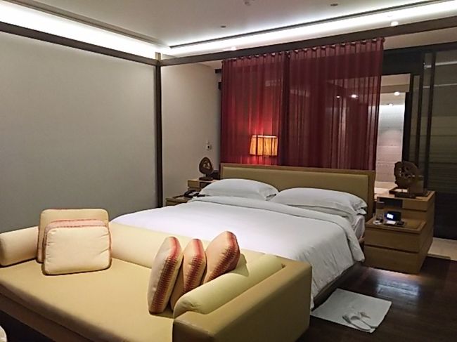 前半のホテルは、ヌサドゥアのリッツカールトンバリです。<br />リワードポイントで予約したので、送迎とクラブラウンジアクセスを追加しました。<br />一昨年の秋に旅行会社経由で利用した時の印象が良くなかったのですが、角部屋でいい感じでした。<br />前回はフロントで立ったままのチェックインでしたが、ソファでドリンク付き、日本語スタッフさんが対応してくれました。<br />チェックアウトは11時にしたいと言ったら、10分前にバギーが迎えに来てくれるとのことでした。<br />