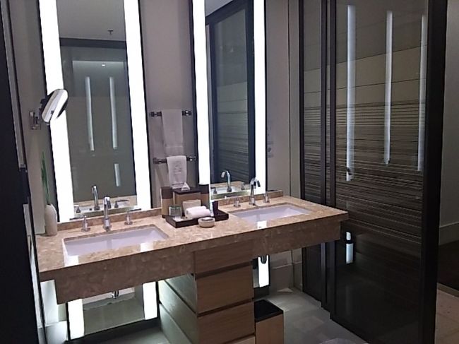 洗面台はふたつ。アメニティは、リッツカールトン標準のアスプレイ。