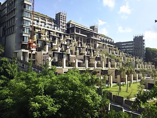 お腹いっぱい食べて部屋に戻ります。<br />お隣のホテル。完成したら賑やかになるね。