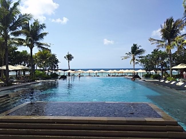 リッツは２泊なので(しかも初日は寝るだけだし)、<br />ずっとビーチで過ごすつもり。