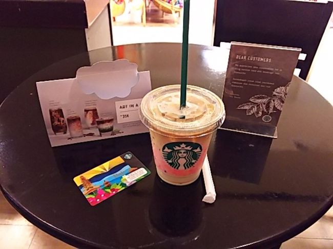 一昨年に初めて来た時に買ったスタバカード。<br />毎回100K入れて利用しています。<br />ほかの買い物もプリペイドで出来たら小銭の心配しなくていいのにね。<br />この後、１時間くらい暇つぶして最終のシャトルバスでホテルに戻りました。<br />ラウンジで何か食べようと行ったら、軽食の終わり時間でほとんどなくて<br />ビールとつまみですませました。レストランで食べるほどお腹空いてなく部屋でチェックアウト準備して２日め終了です。<br /><br />つづきは→https://4travel.jp/travelogue/11358714