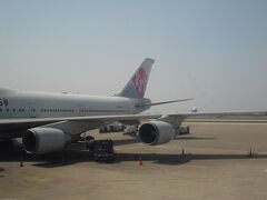 台湾桃園国際空港に12時30分ごろに到着しました。
乗継時間は約1時間です。第2ターミナルから第1ターミナルへ