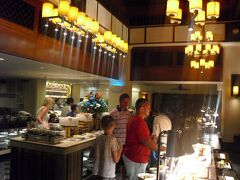 JWマリオット・プーケット・リゾート＆スパ のMarriott Cafeのディナーブッフェへ行きました。アナンタラから，ビーチ沿いを歩いて行くとすぐにつきます。遊歩道になっていました。