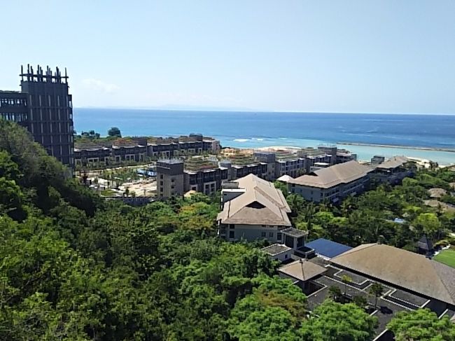 ３日め、と言っても実質２日め。<br />少し早めに朝ごはん食べました。写真は撮り忘れですが、この日もほとんどゲストがいない状態でのんびりといただきました。<br />部屋に戻ってチェックアウトの準備して過ごします。<br />バギーが迎えに来るのでエレベーター前で待ちます。<br />………来てない。10分待っても来ない。<br />連絡用電話で再度お願いするも、5分待っても来ない。<br />仕方なく重たいスーツケース押してクラブラウンジまで歩き、チェックアウトしました。<br />朝ごはんの時に再確認するべきでした。とほほ(´･_･`)