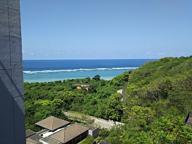 エレベーター塔からの景色。<br />海の色が２色に分かれています。<br /><br /><br /><br />