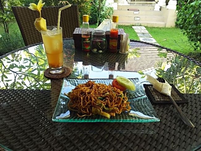 至福の時間のあと、ミーゴレンをいただきました。<br />これもここに来る楽しみのひとつです。<br />エッセンスオイルとココナッツオイル買って、後半のホテル、インターコンチネンタルバリまで送っていただきました。