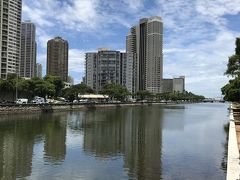 ハワイ4日目の朝は、晴れ！
昨日も雨だったし、今日の予報も雨でしたが、気持ちの良い爽やかな天気に。
今回の任務も午前中で全て終了し、ランチにパンケーキを食べに行くことにしました。
コンベンションセンターからテクテクとアラワイ運河沿いを歩きます。
