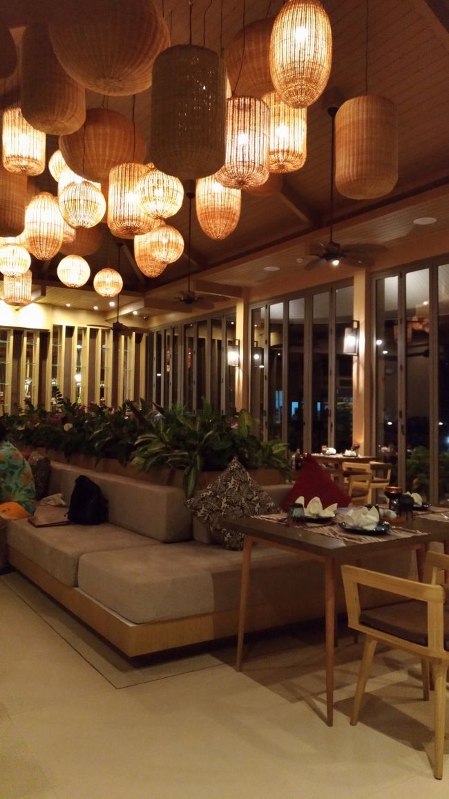 帰国便が深夜だったので、スパでリフレッシュし、ホテル内のタイ料理のレストランへ。<br />ここ、最強に美味しかった！<br />だがしかし、雰囲気をぶち壊すご一行様が。ここのホテルは団体が来ないと思ったから選んだのに、家族数組の団体で宴会されちゃいました。(^◇^;)