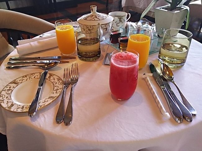 勝手知ったるインターコンチ、とは言え<br />クラブラウンジは初めてで勝手が分からず。<br />ブッフェだと思ったら、メニューがあり<br />適当に頼んだら、ジュースが３杯、紅茶ポットとテーブルの上がいっぱい。