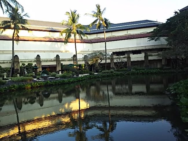 夕方になったので夕日を見にビーチへ。