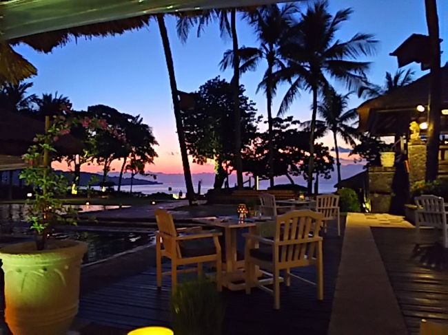 日が沈んだあとは、レストランのジンバランガーデンで晩ごはん。<br />カジュアルに食事ができるので一番利用しています。