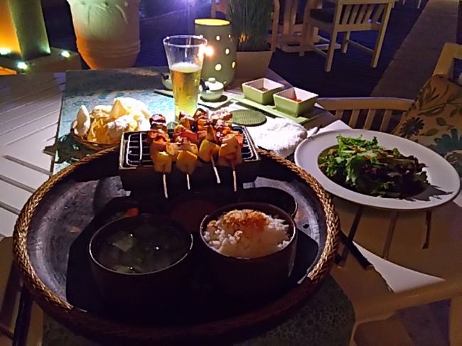 ビンタンとシーフードサテとグリーンサラダ<br />オーダーの時にサラダはスモールサイズって聞いたのに…  <br />でも美味しくて完食できました。<br /> <br /><br />