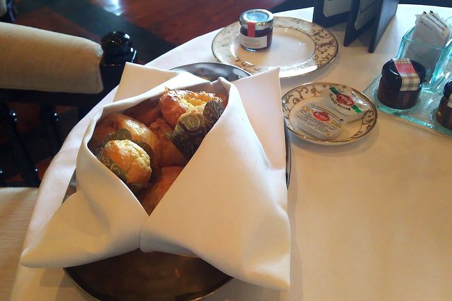 バスケットには、温められたパンが山盛り来ました。<br />オーダー間違えた？<br />ふたつくらいいただいて退散しました。