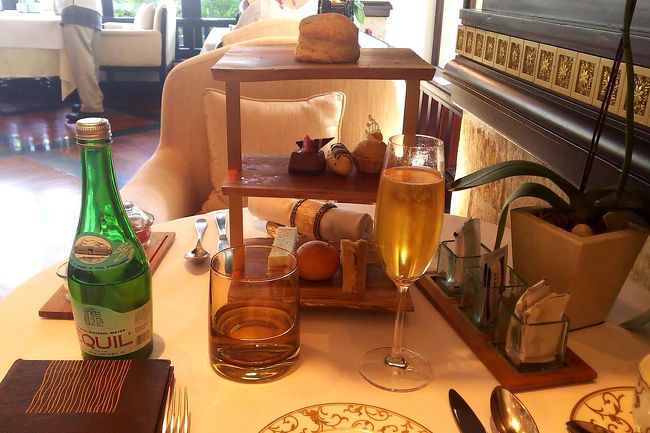 スパークリングワインとともにいただきました。<br /><br />クラブラウンジのリーフレットに、<br />ドレスコードあり。ふさわしい服装と履物で。<br />と記載されていて、長ズボンとカーディガン、靴履いて行ったら<br />短パン、ビーサンの人もいました。<br />でもやっぱり、雰囲気に合ってなかった気がします。