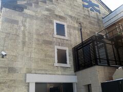 「小樽芸術村」はニトリホールディングスが運営する４つの美術関連施設です。
2016年7月にステンドグラス美術館(旧高橋倉庫)とアールヌーヴォー・アールデコグラスギャラリー(旧荒田商会・現ミュージアムショップ)が先行オープン、ついでと寄ってみました。
「ステンドグラス美術館（旧高橋倉庫）」
大正12（1923）年建築、木骨石造2階建　大豆を収める倉庫でした。	