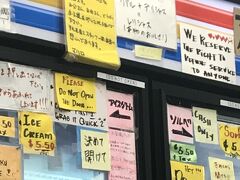 食後はまたブラブラと高橋果実店へ。
貼り紙がいっぱい。