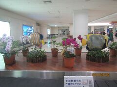 那覇空港に着きました。
なんか、ここのディスプレーが変わったような...