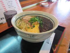 このショップのダイビングは、１本ずつ港に帰ってくるスタイル。
昼は、各自でとり、また午後集合。
と言うことで、妻と昼飯へ。
妻は、もずくそば。