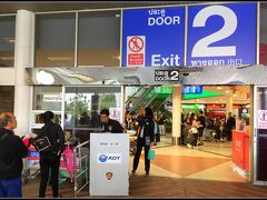 【チェンマイ国際空港 Chiang Mai International Airport】

この空港のまた不思議は....外への出入口に、人物検査や荷物検査場があり、お気軽に一旦出ると....これまた大変...簡単に中には入れない......

.....そんなに、治安悪いのぉぉぉ～～ここ.....？