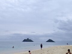 ２日目です。今日はカイルア、ラニカイビーチに行く予定にしていましたが、天気がイマイチなので、別の日にするか悩んで…
結局、晴れの日に行きたかったらまた後日行けばいいかと、各自朝食を済ませて８時頃出発。

カイルアビーチの駐車場に停めて、ラニカイビーチまで歩きます。曇天で水は冷たく何かの修行のように入水。シュノーケリングをやったオット達によると魚も沢山見えたようです。
もうちょっと晴れてくれてたらなー