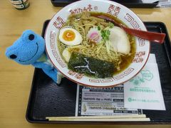 安達太良山ラーメン

食事エリアはあまり広くはないけど、ほぼ満席
安達太良山ＳＡのキャラ、もも鬼ちゃんかわいい～