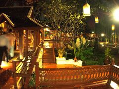 【 チェンマイ、The Dhara Dhevi Chiang Mai 】

真っ暗の夜のチェンマイを、雨季という事もあり、雨ザアザアの中を、タクシーで約20－25分.....