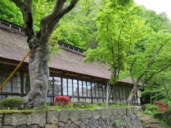 ２泊目は大沢温泉の茅葺屋根の「菊水館」
14：00に愛隣館から路線バスに乗って14：07に到着。
敷地内には他に「湯治屋」と近代的な「山水閣」もありますが、菊水館は大沢の湯を川向こうに望む眺望も部屋の雰囲気も抜群にレトロで素敵です。
一人泊2食付きで税込8千円未満の料金も格安。
