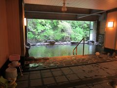 山水閣は近代的で綺麗な和風旅館。
大浴場の「豊沢の湯」だけは菊水館宿泊者でも入浴できます。
写真では伝わりませんが凄く広いのです。
これがまた、今の時期は全面ガラスを開け放って半露天風呂になります。
川向こうの新緑が眼前に迫る勢いで、豊沢川の瀬音も趣を添えています。
大沢の湯と違い安心ですし、私は３回も入ってしまいました。
大沢温泉のお湯はどのお風呂もまさに化粧水のようにトロットロです。