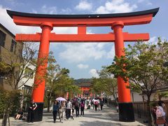 やって来ました、伏見稲荷大社！駅から歩いて行くと見えて来る、
最初の大きな一番鳥居。(13:17)

≪伏見稲荷大社≫ 全国に約3万社あるといわれる、五穀豊穣・商売繁盛の神様「お稲荷さん」を祀る稲荷神社の総本宮。稲荷大神がこの地に降り立ったのは711年とされる。清少納言も参詣したことが「枕草子」に記されています。
http://inari.jp/