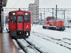 ホテルタカコーから、まちなか周遊バス停（会津若松市役所前）は、ほんの１～２分のところです。

しかし会津若松駅方面バスは、９：５０発が最初。反対周りなら８時台からありますが、駅まで行くのに、鶴ヶ城や東山温泉、飯盛山までぐるっと周って４～５０分かかるのもなぁ・・・。結局、タクシーで会津若松駅に来ました。

１０：１６発の会津鉄道に乗って湯野上温泉に行きます。１両編成なのは、前に利用したことがあるので知ってました～（笑）。