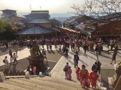 私の1番のお気に入り、清水寺。でもなにこのすごい人?！(16:00)

≪清水寺≫ 開創は奈良時代778年。修行僧賢心が、霊夢のお告げに従い、今の清水寺の地“音羽山”で清水の流れる滝を見つけます。これが現在の「音羽の滝」で、清水寺発祥の地であり、その霊水が寺名の由来となりました。
この時ここで出会った老仙人行叡が去った後、行叡が観音の化身だと気付いた賢心は、託された霊木に千手観音像を刻み、行叡の草庵とこの観音霊地を守りました。
2年後の780年、武人坂上田村麻呂がここで賢心と出会い、その教えに深く感銘を受け、後にここに寺院を建立し清水寺と名付けました。とさ。
http://www.kiyomizudera.or.jp/