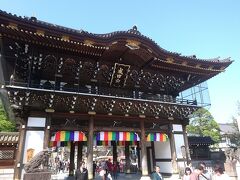 成田山新勝寺の正面の門にきました。