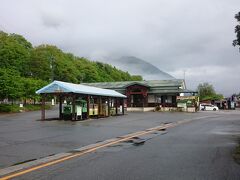 道の駅 神岡から車で5分、今は廃止となった神岡鉄道の「奥飛騨温泉口駅」に到着。

僕たちの最初の目的地はここではなくもっと山奥ですが、ここには駅の隣にある喫茶店でモーニングをとるために立ち寄りました。