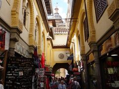カテドラルの南側にある「アルカイセリア」、イスラム時代に市場だった場所で今は土産物屋がビッシリあります。