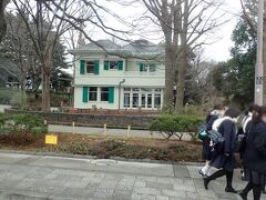 バスは元町の入口を通って坂を上って港の見える丘公園前を通ってそのまま山手西洋館のまっただ中へ。
車窓に見えてきたのはエリスマン邸。