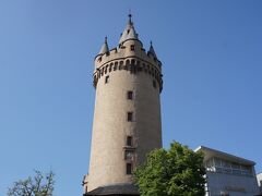 エッシェンハイマー塔。いまはレストランとして利用されている。昔は見張りのための塔だったのだとか。