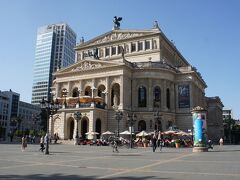 パリのオペラ座をモデルにして作れたアルテオペラ。イタリアルネッサンス風の建物。第２次大戦の爆撃で破壊されたが、市民の献金により再建されたのだとか。