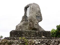 港からすぐのところにある、学童慰霊の碑。
西表島に強制疎開させられ、マラリアに罹って亡くなった児童を慰める碑。
車窓から見学した。

第二次世界大戦末期の1945年4月8日、波照間の全児童323名を含む全島民が、鬼軍曹（ガイドさんはこの言葉を使っていない）によって、西表島の南風見田に強制疎開を強いられた。
そこで全児童がマラリアに罹り、そのうち66人の児童が亡くなった。
当時の波照間島民は1590人で、うちマラリアが原因で死亡したのが500人。
なんと、3分の1！
八重山全体では3600人がマラリアで死亡しており、戦闘が原因で死亡した178人のほぼ20倍！

こんな悲惨なことがあったなんて、恥ずかしながら、この碑の前で初めて知った。
戦時中の沖縄本島の出来事は知っていたが、離島の戦争がどんなものだったか、全く知らなかった。
歴史自体も私の無知も、どっちもショックだった。

鬼軍曹は1997年に死ぬまで、私の住んでいる場所の、結構近くに住んでいた模様。


