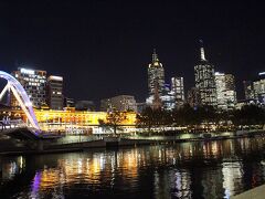 少し休んでから、夕飯に出かけました。
夜のヤラ川も綺麗です。