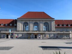 Bahnhof Weimar（ヴァイマール駅）。

ヴァイマールと聞いて先ず思いつくのは、ヴァイマール憲法でしょうか。

バッハの年譜でいうと、1708年（23歳）から1717年（32歳）までバッハは、ここヴァイマールで、ヴィルヘルム・エルンストの宮廷礼拝堂オルガニスト兼宮廷楽師に就任します。