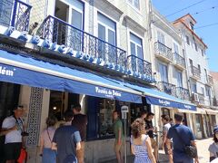 ポルトガルのお菓子は、エッグタルトが有名ですが、リスボンに来たら必ずここに行け！とガイドブックやネットに書いてあります。
パステイス デ ベレン
行列ができていました 