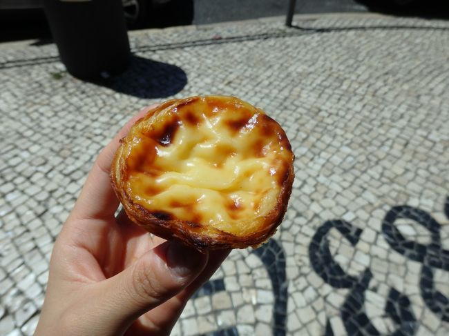 確かにおいしい！！！<br />カスタードがクリームが濃厚で、卵の味がしっかりします！アツアツ！<br />甘いもの好きの私は滞在中、至る所でエッグタルトを食べましたが、1番美味しかったです。<br />１つ150円ぐらいです。