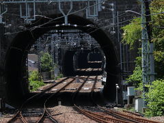 川崎から横須賀にある逸見駅に来ました！ちょっとマニアックなのですが、この駅はトンネルに挟まれていて、安針塚方面を眺めると、トンネルが4つあります♪

