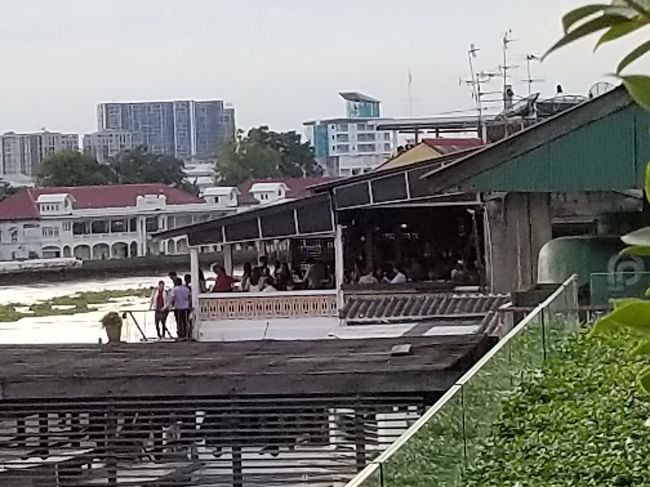 こちらはあの有名な「ザ・デッキ」です。<br /><br />ここは人がいっぱいでした。<br />ザワザワしている様子が、テラスからも見えました。