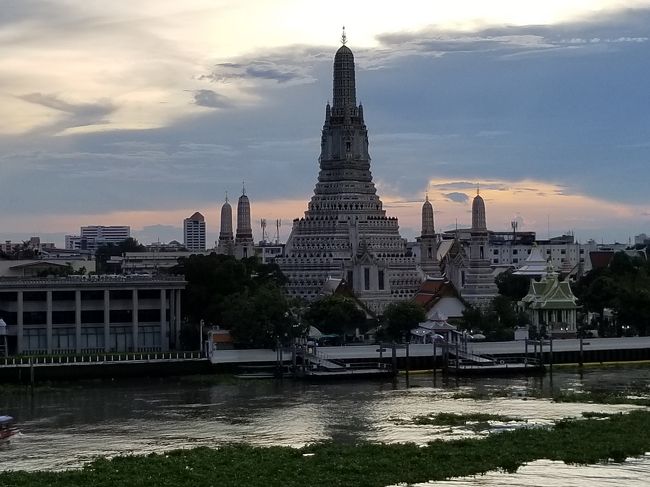 だんだん暮れていきます。<br /><br />やはりちょっと雲っているので、夕焼けが観られるかどうか気になります。