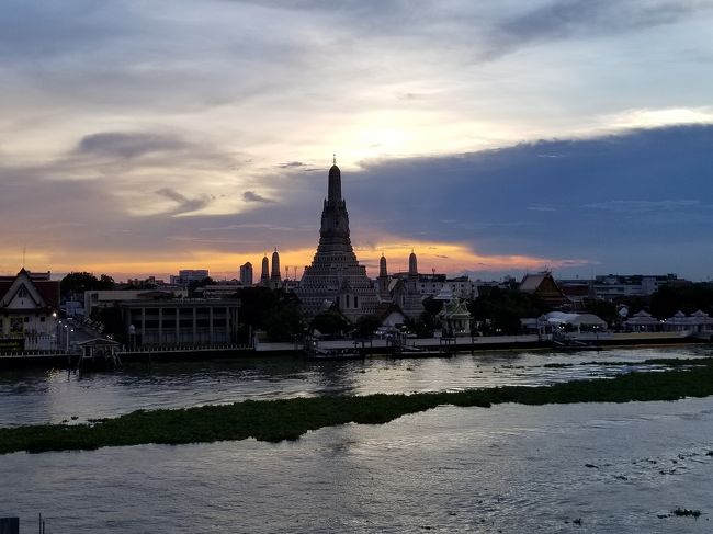 右側に分厚い雲が居座ってます。